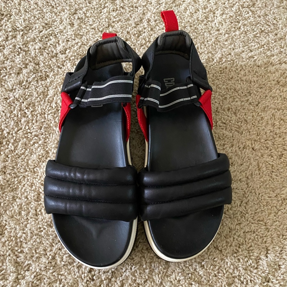 NWOT Cougar Pippy Sandals